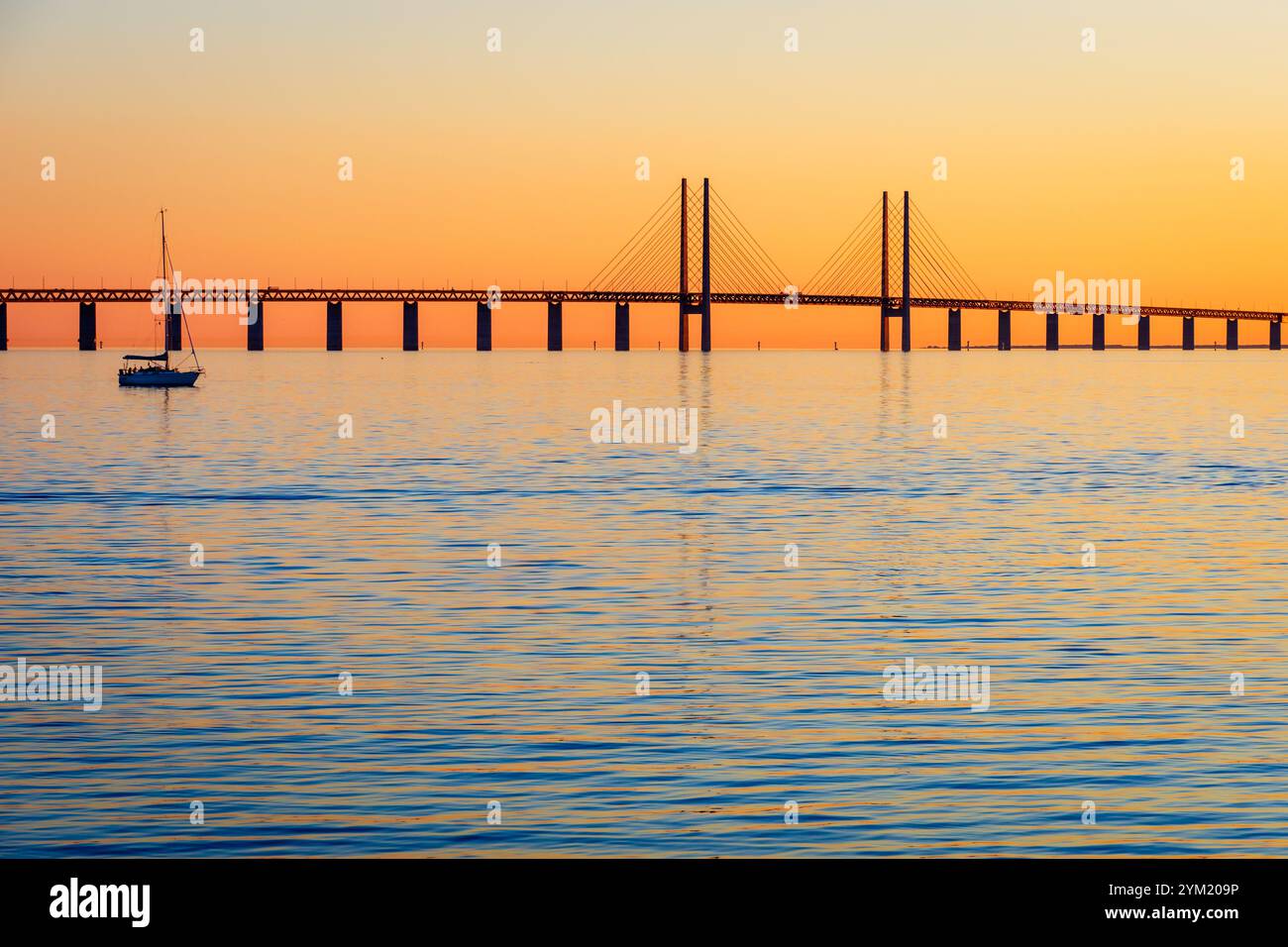 Vista al tramonto del ponte Oresund, un ponte ferroviario e autostradale strallato attraverso lo stretto di Oresund tra Danimarca e Svezia. Foto Stock