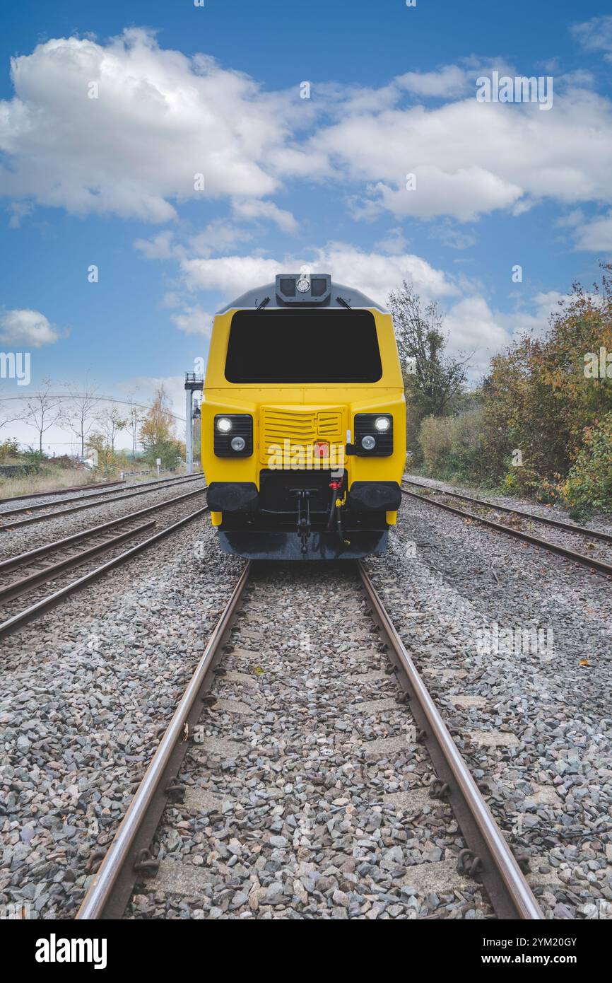 Vista frontale di un treno locomotivo della classe 70 in avvicinamento su binari a velocità o concetto di pericolo per la ferrovia Foto Stock