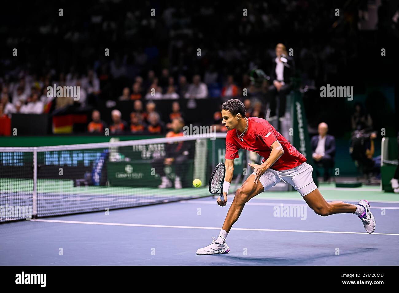 Gabriel Diallo, squadra canadese in azione contro Daniel Altmaier, squadra tedesca, visto in azione durante i quarti di finale della Coppa Davis, 8 singoli match 1. Martin Carpena Arena. (Foto di Vicente Vidal Fernandez/Sipa USA) Foto Stock