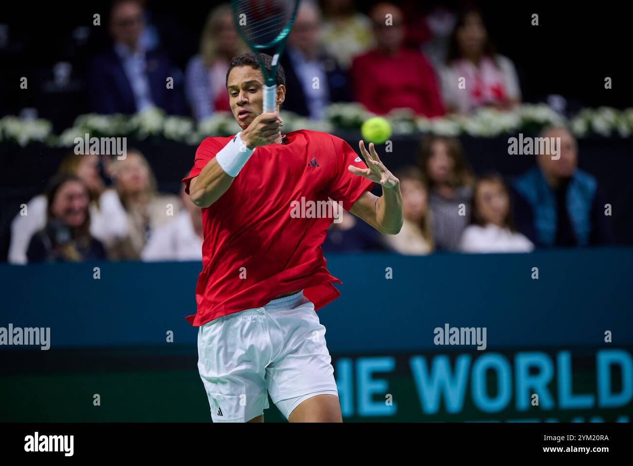 Gabriel Diallo, squadra canadese in azione contro Daniel Altmaier, squadra tedesca, visto in azione durante i quarti di finale della Coppa Davis, 8 singoli match 1. Martin Carpena Arena. (Foto di Vicente Vidal Fernandez/Sipa USA) Foto Stock