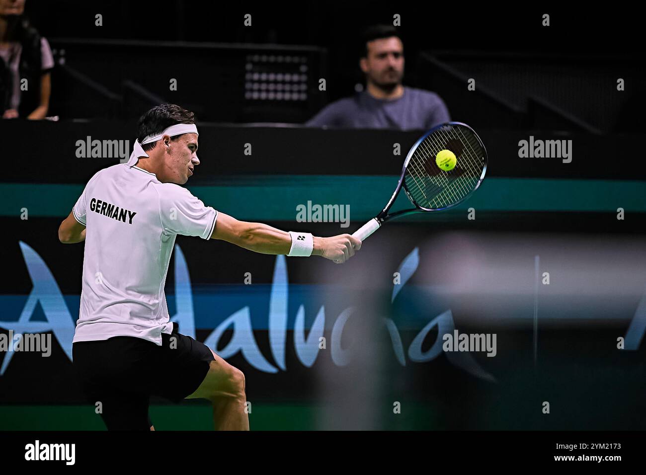 Malaga, Spagna. 20 novembre 2024. Daniel Altmaier, squadra tedesca in azione contro Gabriel Diallo, squadra canadese, visto in azione durante i quarti di finale della Coppa Davis, 8 singoli match 1. Martin Carpena Arena. (Foto di Vicente Vidal Fernandez/Sipa USA) credito: SIPA USA/Alamy Live News Foto Stock