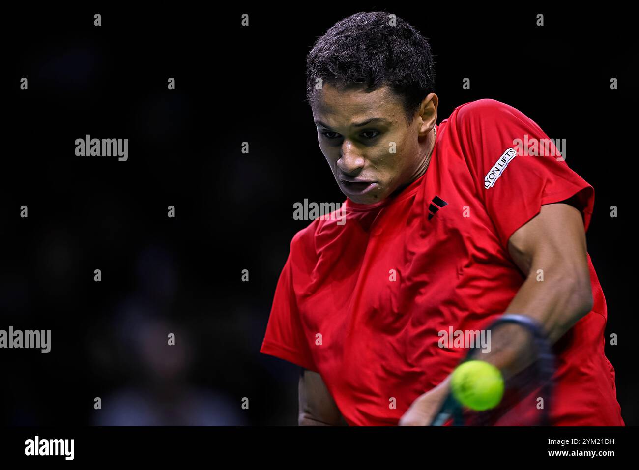 Gabriel Diallo, squadra canadese in azione contro Daniel Altmaier, squadra tedesca, visto in azione durante i quarti di finale della Coppa Davis, 8 singoli match 1. Martin Carpena Arena. (Foto di Vicente Vidal Fernandez/Sipa USA) Foto Stock