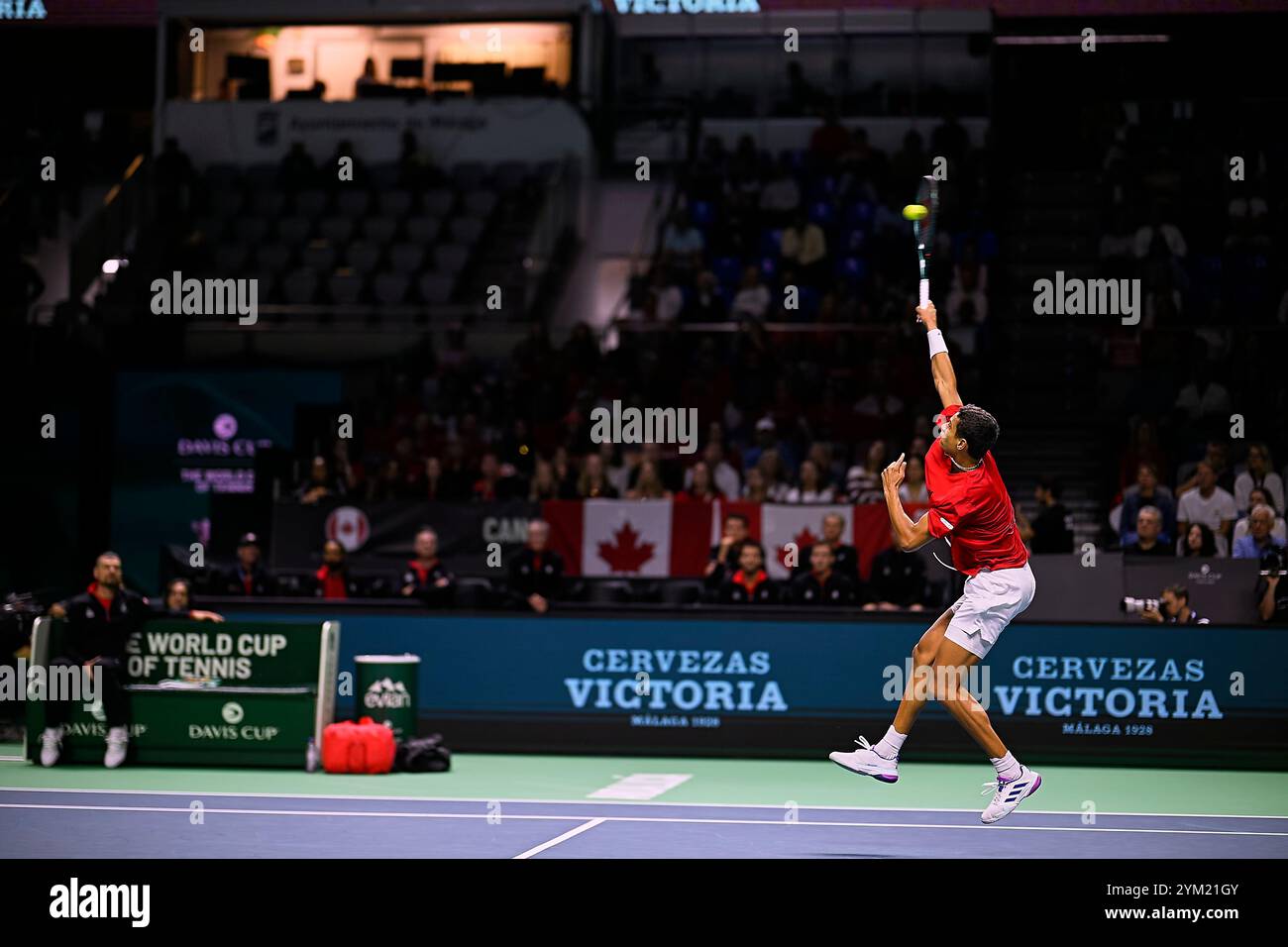 Gabriel Diallo, squadra canadese in azione contro Daniel Altmaier, squadra tedesca, visto in azione durante i quarti di finale della Coppa Davis, 8 singoli match 1. Martin Carpena Arena. (Foto di Vicente Vidal Fernandez/Sipa USA) Foto Stock