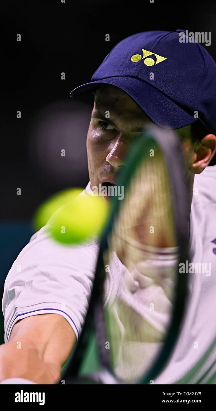 Malaga, Spagna. 20 novembre 2024. Daniel Altmaier, squadra tedesca in azione contro Gabriel Diallo, squadra canadese, visto in azione durante i quarti di finale della Coppa Davis, 8 singoli match 1. Martin Carpena Arena. (Foto di Vicente Vidal Fernandez/Sipa USA) credito: SIPA USA/Alamy Live News Foto Stock