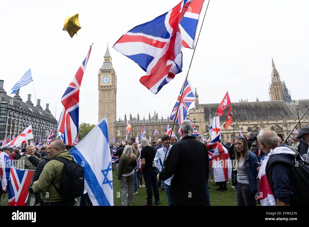 I sostenitori di Tommy Robinson si riuniscono e marciano per la loro manifestazione Unite the Kingdom nel centro di Londra. Foto Stock