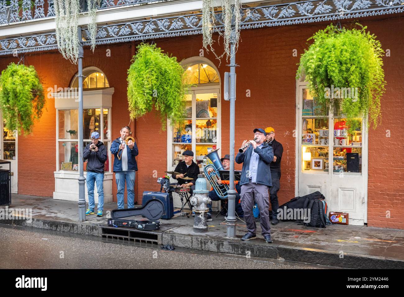 Musicisti di strada suonano su Royal St nel quartiere francese di New Orleans, Louisiana. Foto Stock