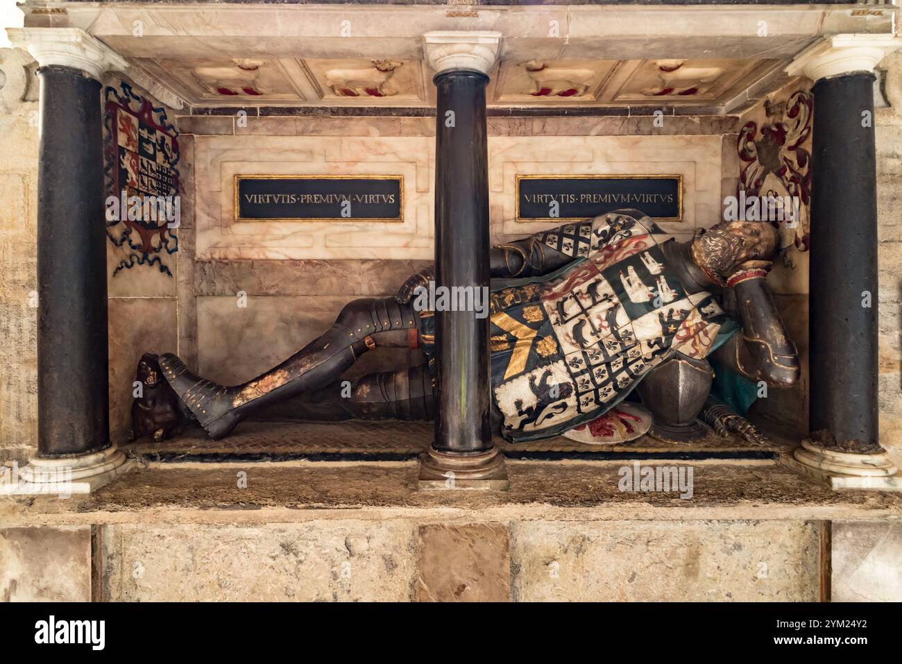 Knight effigy immagini e fotografie stock ad alta risoluzione - Alamy