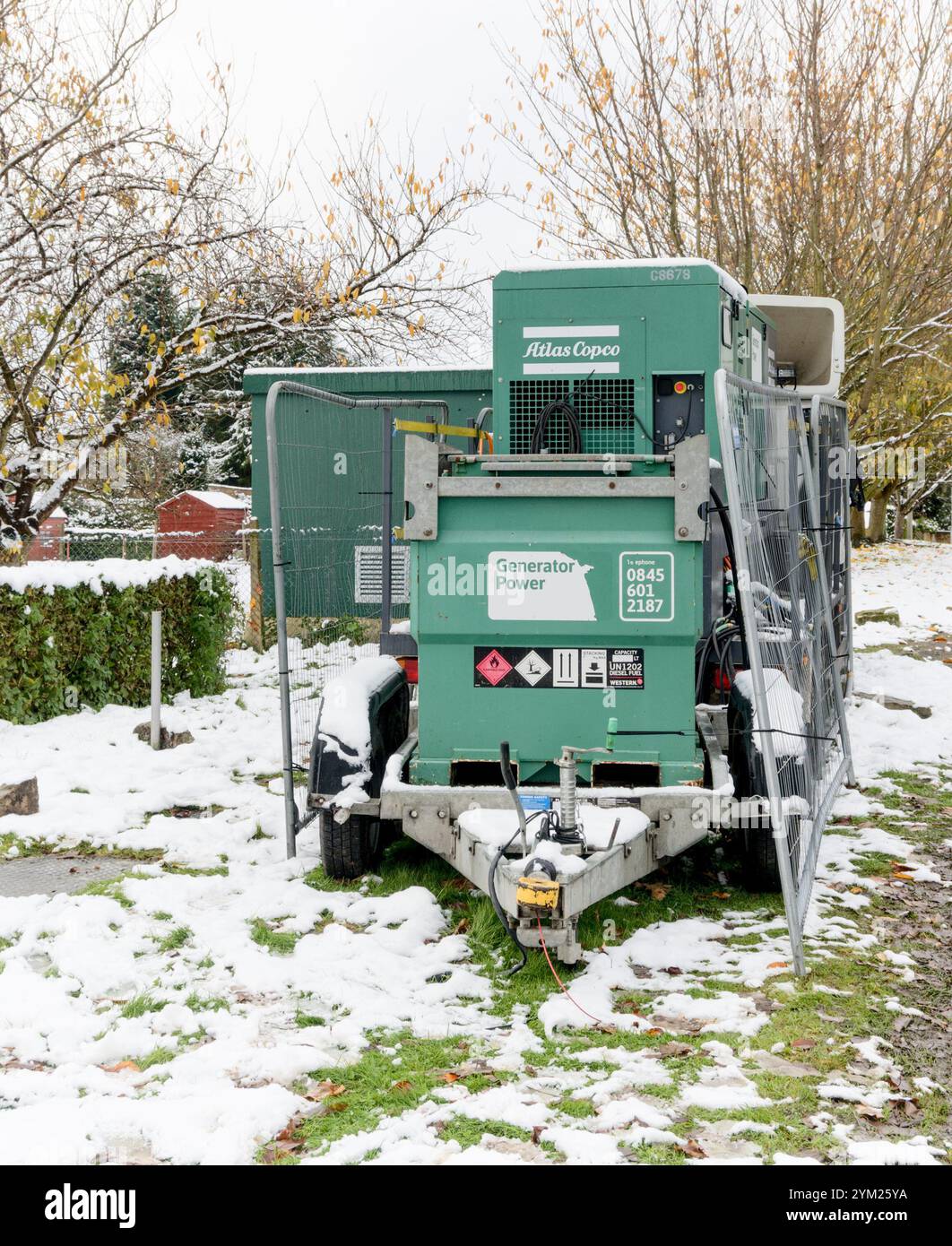 Un generatore diesel di emergenza fornisce energia elettrica alle case del West Yorkshire dopo un'interruzione di corrente. Foto Stock