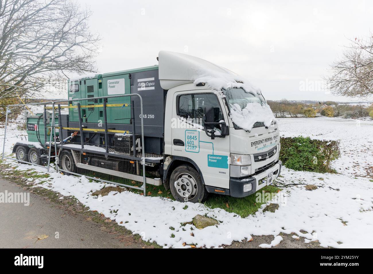 Un generatore diesel di emergenza fornisce energia elettrica alle case del West Yorkshire dopo un'interruzione di corrente. Foto Stock