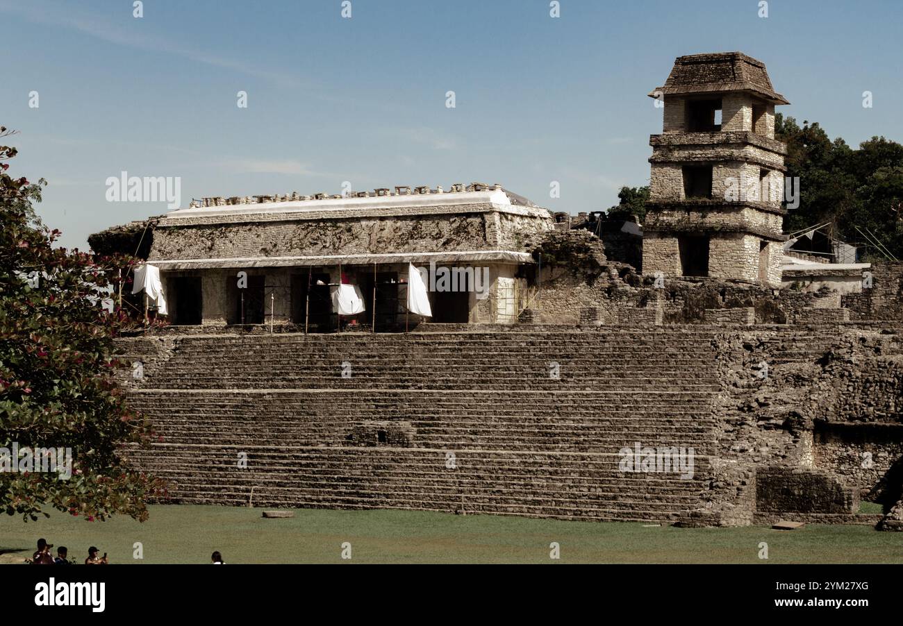 Antiche rovine Maya di Palenque, Chiapas, Messico: Templi di pietra e giungla circostanti in questo sito archeologico patrimonio dell'umanità dell'UNESCO. Foto Stock