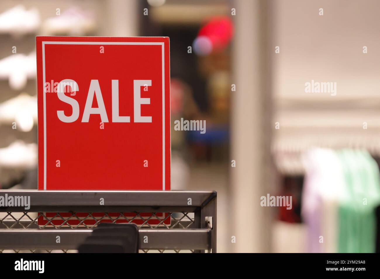 Cartellino rosso di sconto con sfondo sfocato. Segnali di sconto per attirare l'attenzione degli acquirenti. Foto Stock