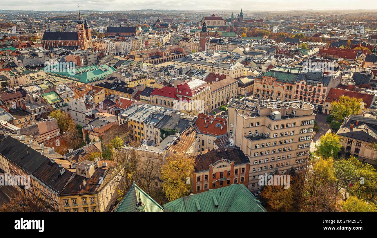 Edifici con tetti colorati nel vecchio quartiere di Cracovia, Polonia, dall'altezza del volo con i droni. Vista laterale Foto Stock