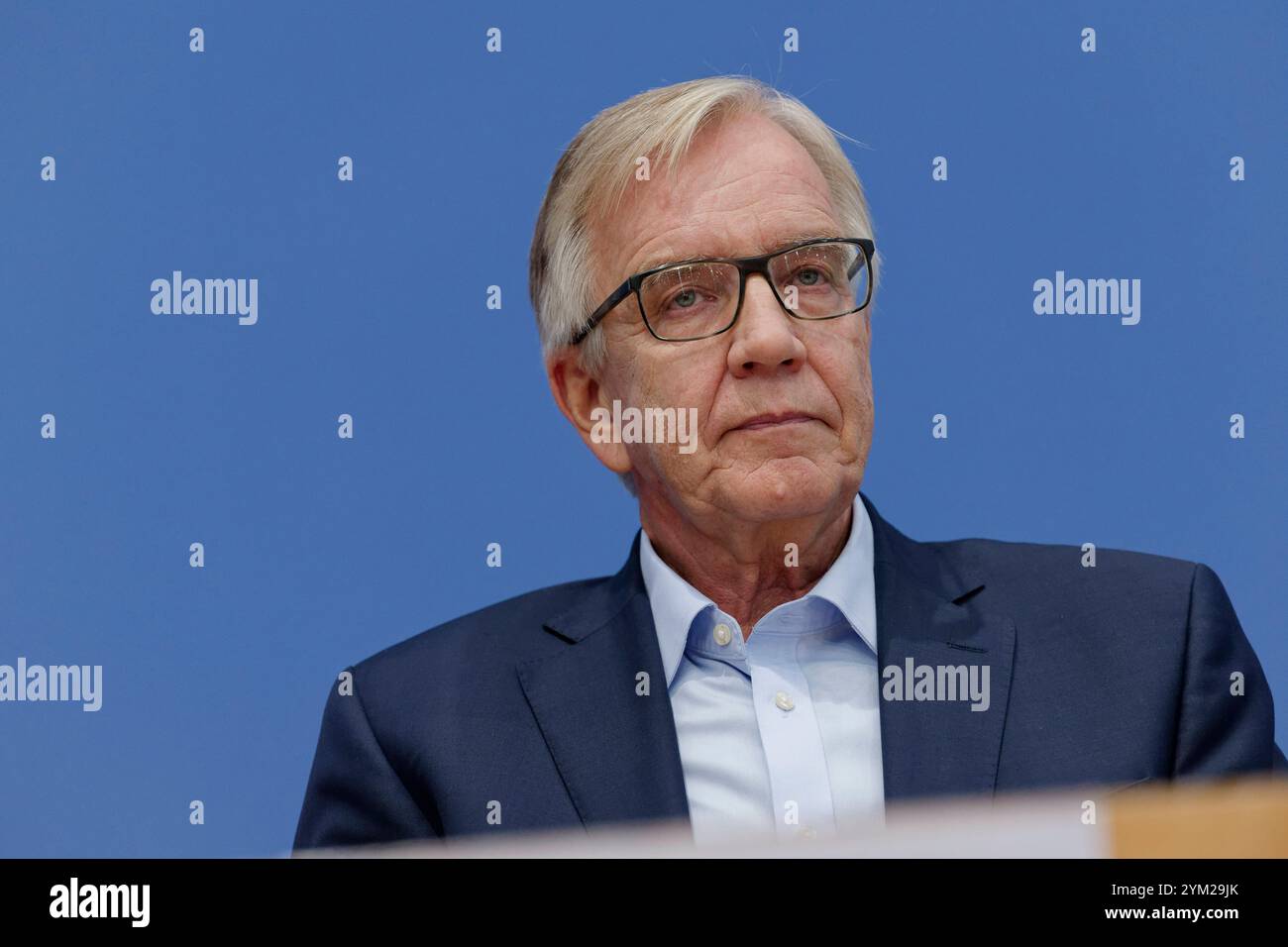 Alt-Linke starten Mission Silberlocke 2024-11-20 Deutschland, Berlin Bundespressekonferenz: Linke Altvordere starten Mission Silberlocke in den Bundestagswahlkampf. Im Bild Dr. Dietmar Bartsch, MDB Gruppe Die Linke und Ex-Fraktionschef. *** Alt Linke START Mission Silberlocke 2024 11 20 Germania, Berlin Federal Press Conference Alt Linke START Mission Silberlocke nella campagna elettorale del Bundestag nella foto Dr Dietmar Bartsch, membro del Parlamento, Die Linke Group ed ex leader del gruppo parlamentare Foto Stock