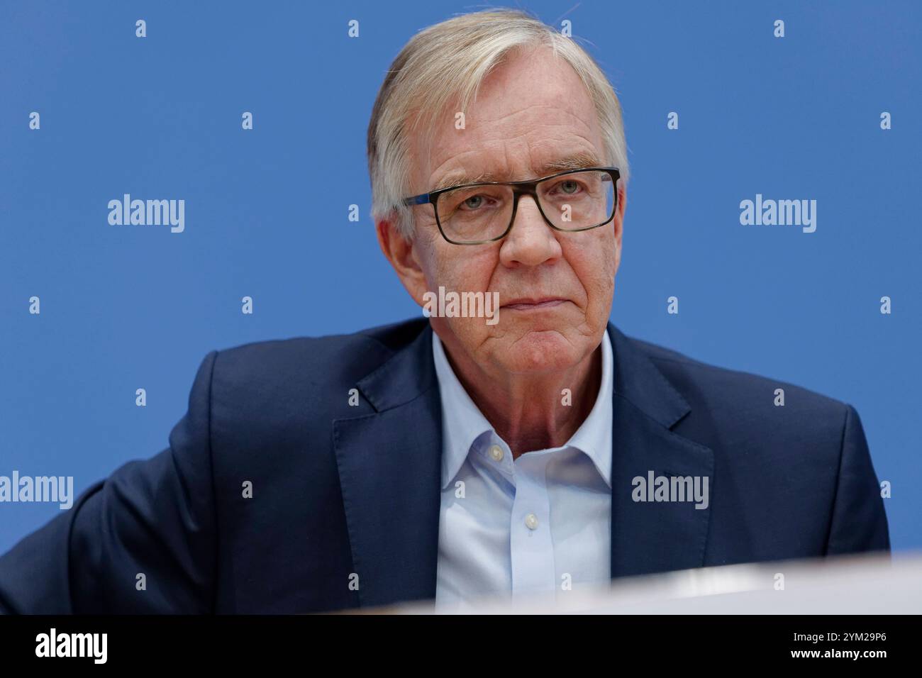 Alt-Linke starten Mission Silberlocke 2024-11-20 Deutschland, Berlin Bundespressekonferenz: Linke Altvordere starten Mission Silberlocke in den Bundestagswahlkampf. Im Bild Dr. Dietmar Bartsch, MDB Gruppe Die Linke und Ex-Fraktionschef. *** Alt Linke START Mission Silberlocke 2024 11 20 Germania, Berlin Federal Press Conference Alt Linke START Mission Silberlocke nella campagna elettorale del Bundestag nella foto Dr Dietmar Bartsch, membro del Parlamento, Die Linke Group ed ex leader del gruppo parlamentare Foto Stock