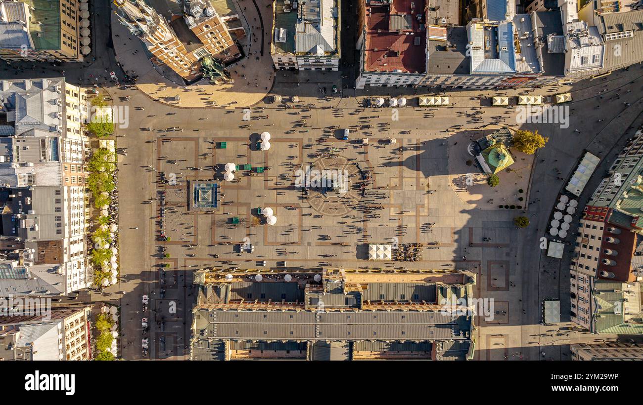 Vista dalla parte superiore della piazza centrale di Cracovia con il drone. Rynek Glowny con il municipio, Sukiennice e la basilica di Santa Maria Foto Stock