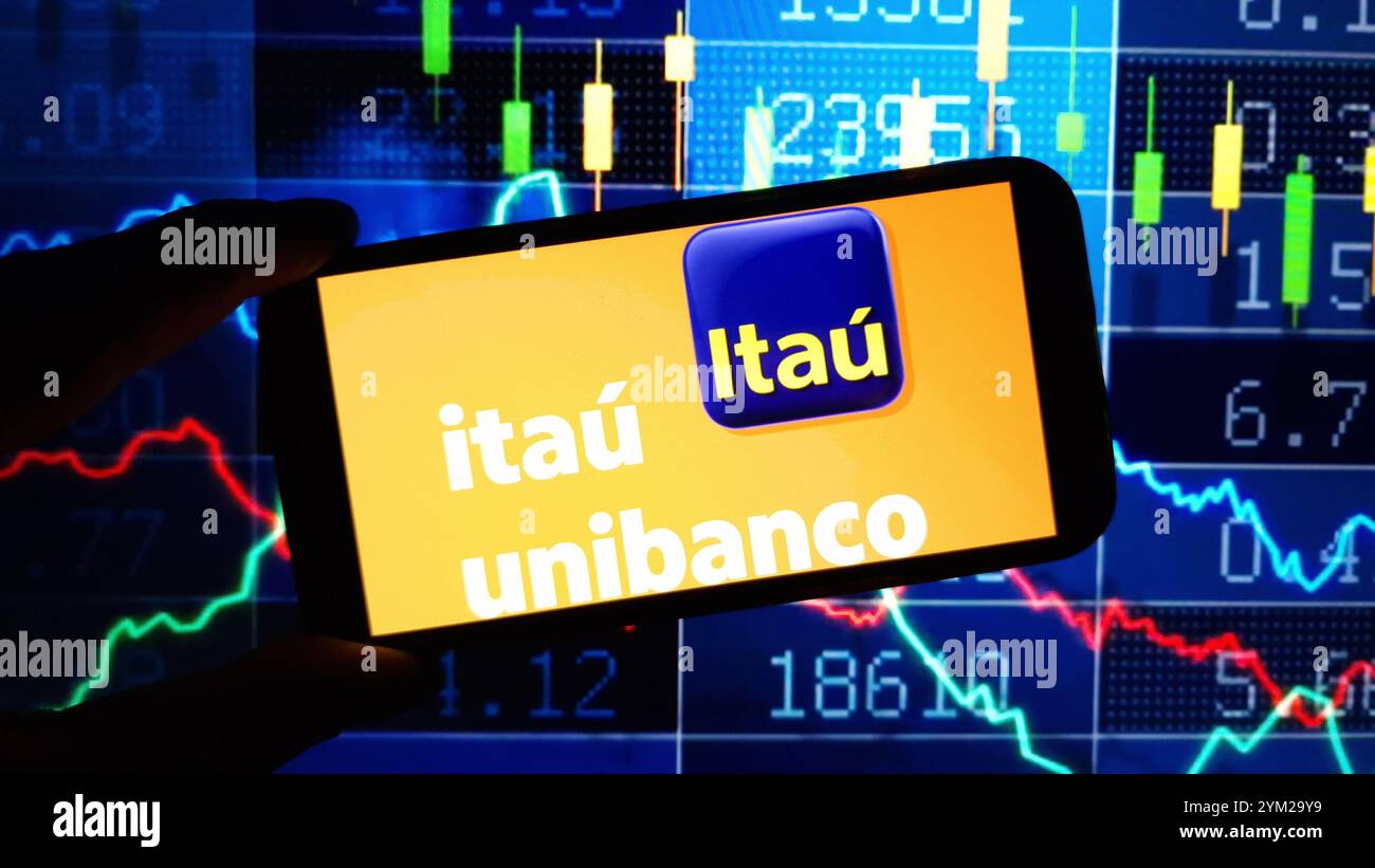 Konskie, Polonia - 19 novembre 2024: Logo della società Itau Unibanco esposto sul cellulare Foto Stock