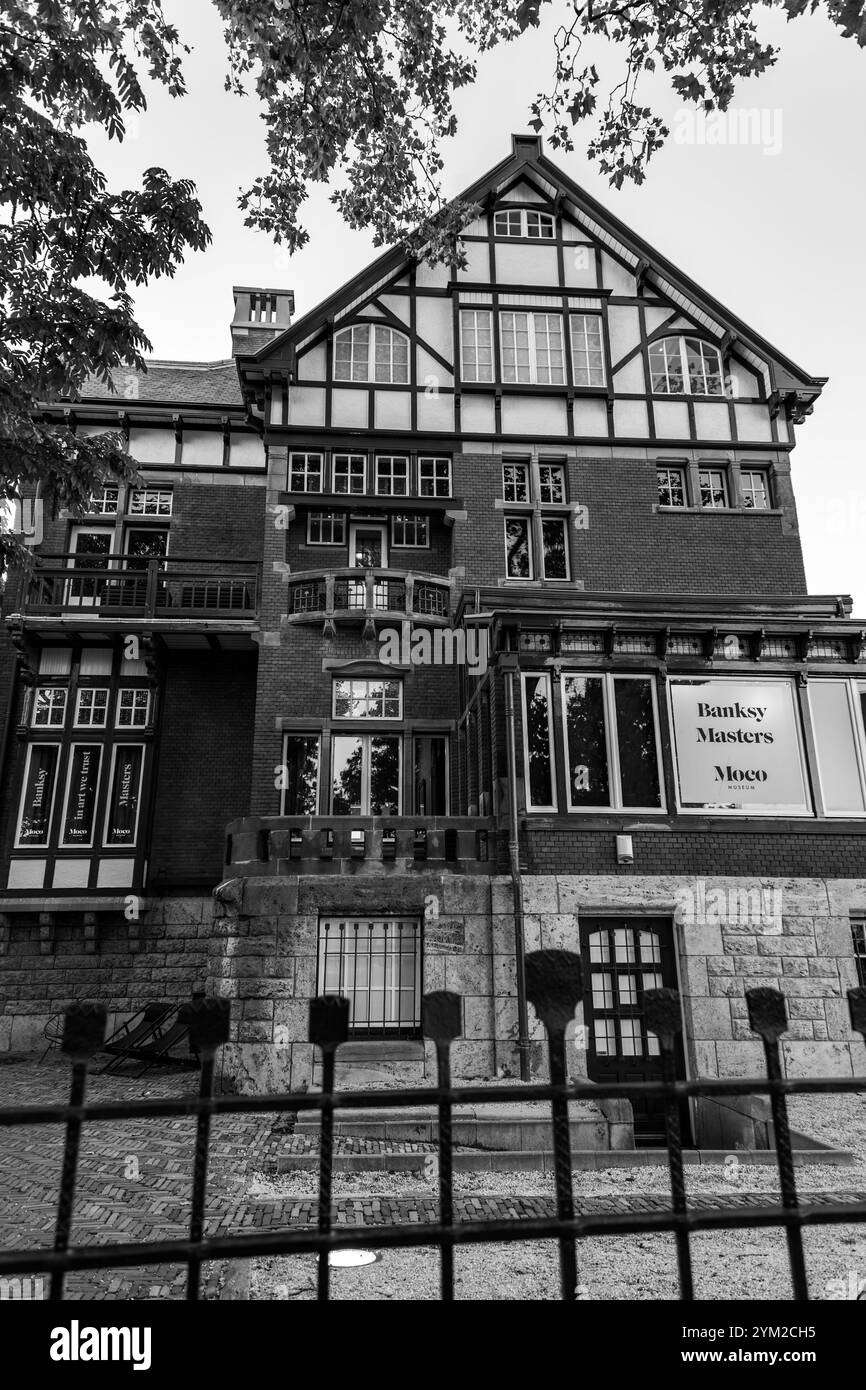 Amsterdam, NL - 12 ottobre 2021: Facciata anteriore del Moco Museum, un museo d'arte che espone opere d'arte moderna ad Amsterdam, NL. Foto Stock