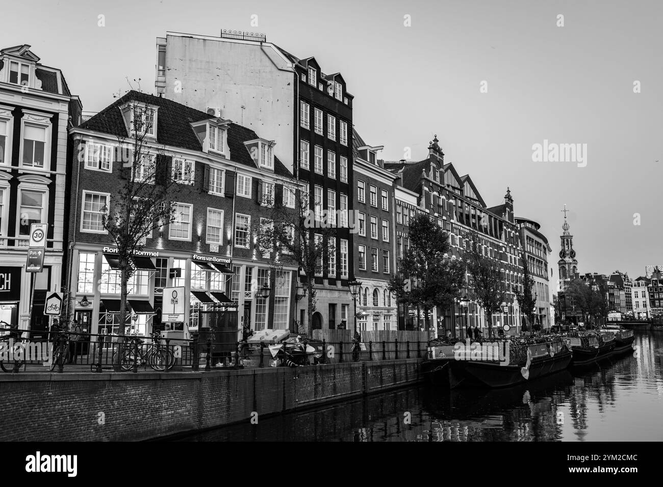 Amsterdam, NL - 10 ottobre 2021: Canali e architettura tipica olandese ad Amsterdam, una delle destinazioni turistiche più popolari d'Europa. Foto Stock