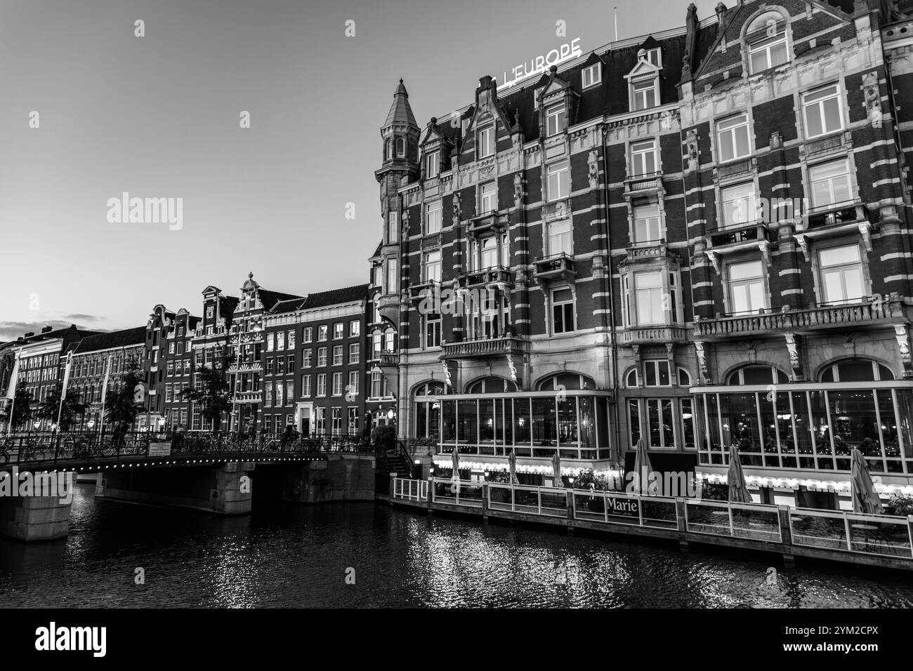 Amsterdam, NL - 10 ottobre 2021: Canali e architettura tipica olandese ad Amsterdam, una delle destinazioni turistiche più popolari d'Europa. Foto Stock
