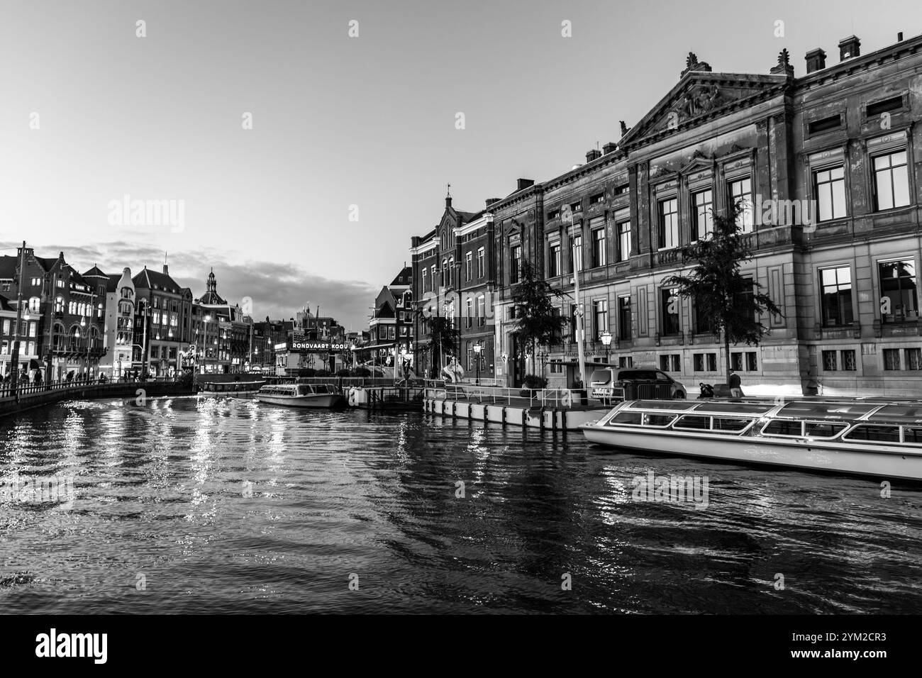 Amsterdam, NL - 10 ottobre 2021: Canali e architettura tipica olandese ad Amsterdam, una delle destinazioni turistiche più popolari d'Europa. Foto Stock