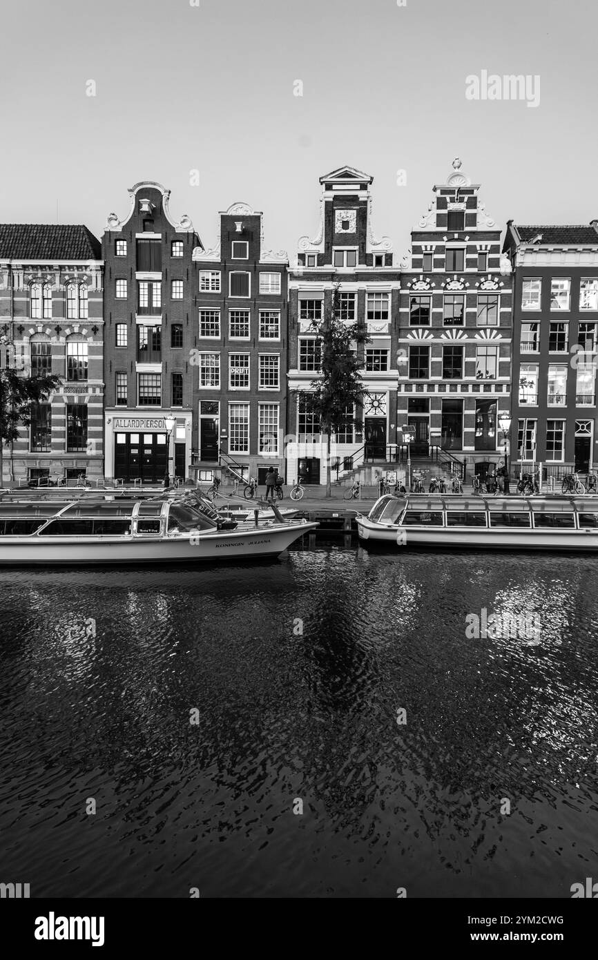 Amsterdam, NL - 10 ottobre 2021: Canali e architettura tipica olandese ad Amsterdam, una delle destinazioni turistiche più popolari d'Europa. Foto Stock