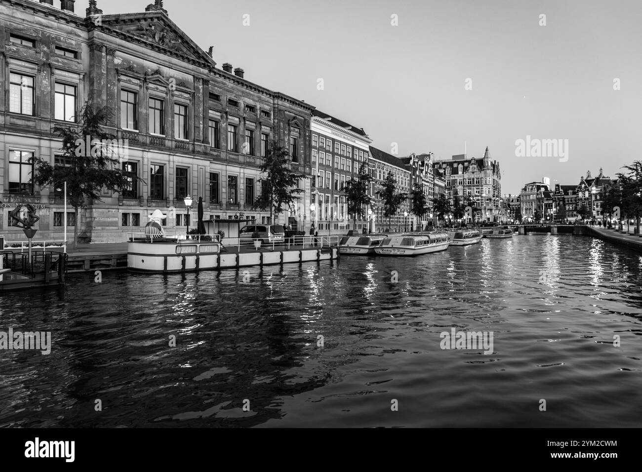 Amsterdam, NL - 10 ottobre 2021: Canali e architettura tipica olandese ad Amsterdam, una delle destinazioni turistiche più popolari d'Europa. Foto Stock