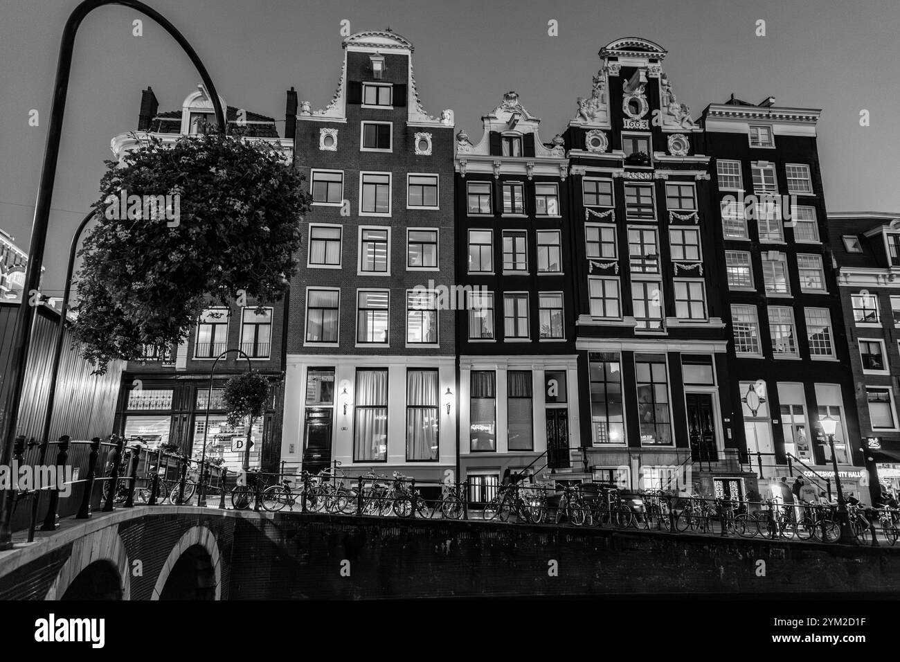 Amsterdam, NL - 10 ottobre 2021: Canali e architettura tipica olandese ad Amsterdam, una delle destinazioni turistiche più popolari d'Europa. Foto Stock