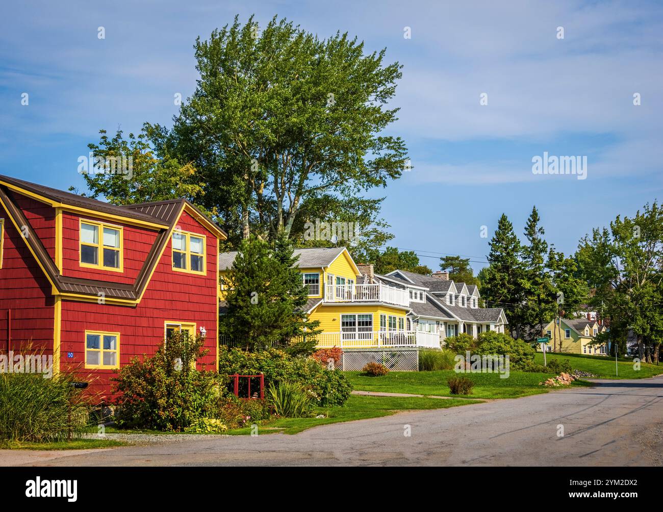 Case nel pittoresco villaggio di Beddeck sui laghi Bras d'Or. Sull'isola di Cape Breton in nuova Scozia, Canada Foto Stock