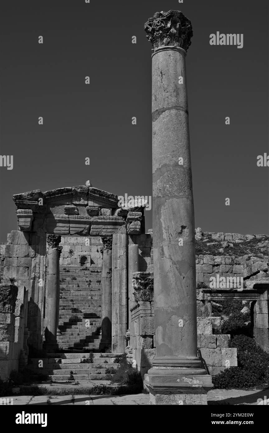 Una vista delle rovine architettoniche della storica città romana di Jerash nel paese mediorientale della Giordania. Foto Stock