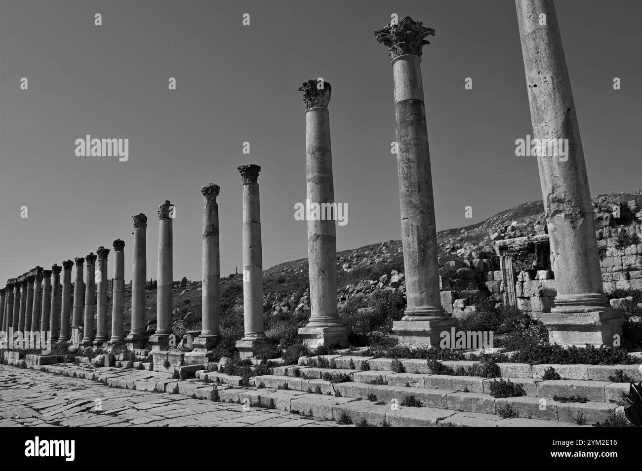 Una vista delle rovine architettoniche della storica città romana di Jerash nel paese mediorientale della Giordania. Foto Stock