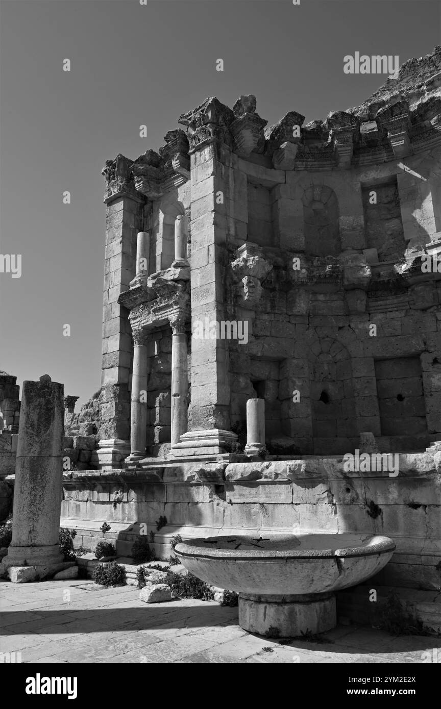 Una vista delle rovine architettoniche della storica città romana di Jerash nel paese mediorientale della Giordania. Foto Stock