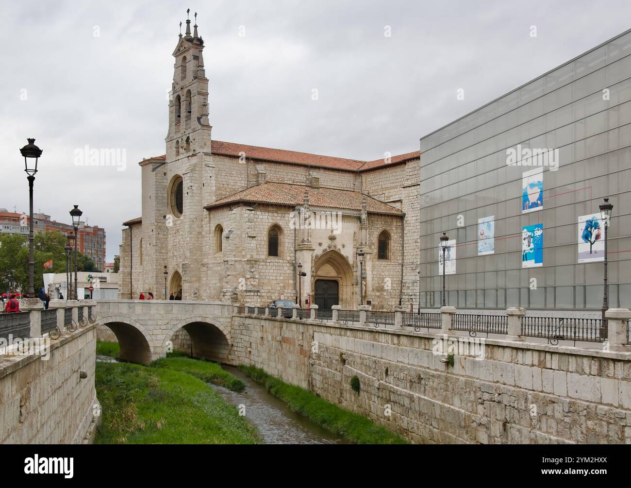 Fiume Vena con la Biblioteca pubblica ricoperta di vetro e Iglesia de San Lorenzo Abad nel centro della città di Burgos Castiglia e Leon Spagna Europa Foto Stock