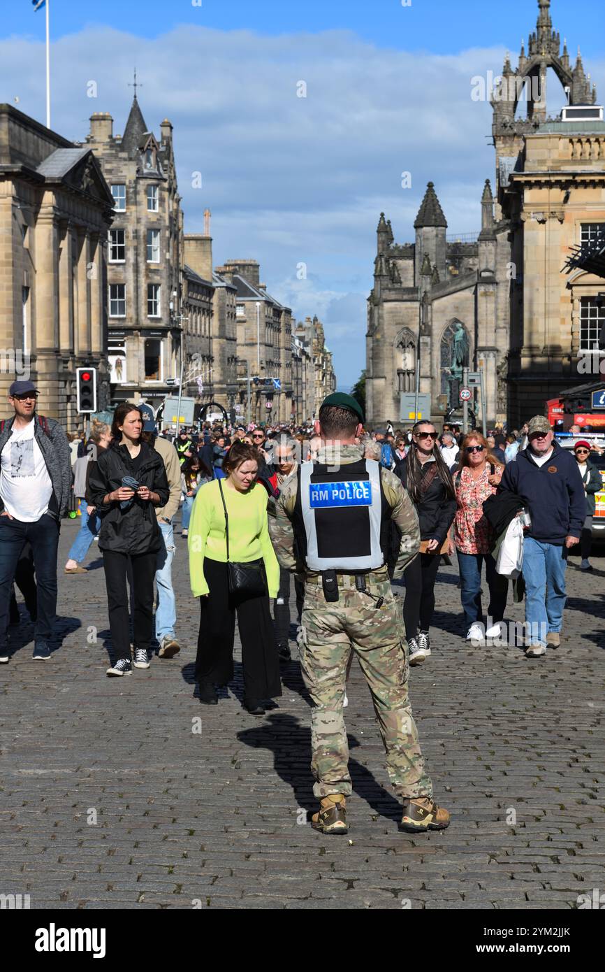 Membro della polizia militare Tattoo RM di Edimburgo sul Royal Mile durante il Festival di Edimburgo Foto Stock