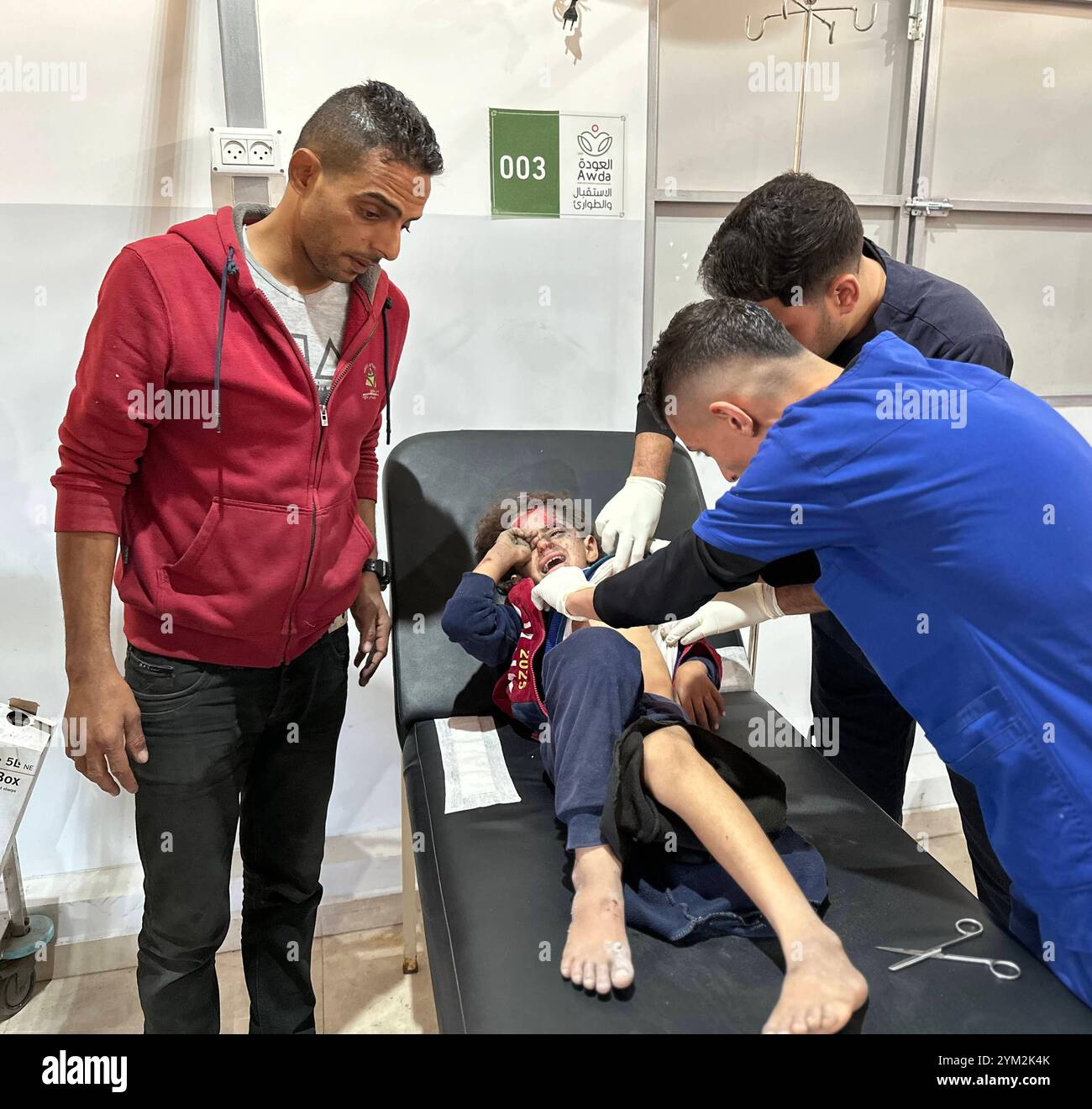 I palestinesi feriti, compresi i bambini, vengono portati all'ospedale di al-Awda per cure mediche dopo gli attacchi israeliani i palestinesi feriti, compresi i bambini, sono portati all'ospedale di al-Awda per cure mediche dopo gli attacchi israeliani alla scuola Khaled Ben El-Walid nel campo profughi di Nuseirat nella Striscia di Gaza, il 20 novembre 2024. Foto di Saed Abu Nabhan Apaimages Nuseirat Striscia di Gaza territorio palestinese 201124 Nusairat SN 1 001 Copyright: XapaimagesxSaedxAbuxNabhanxxapaimagesx Foto Stock