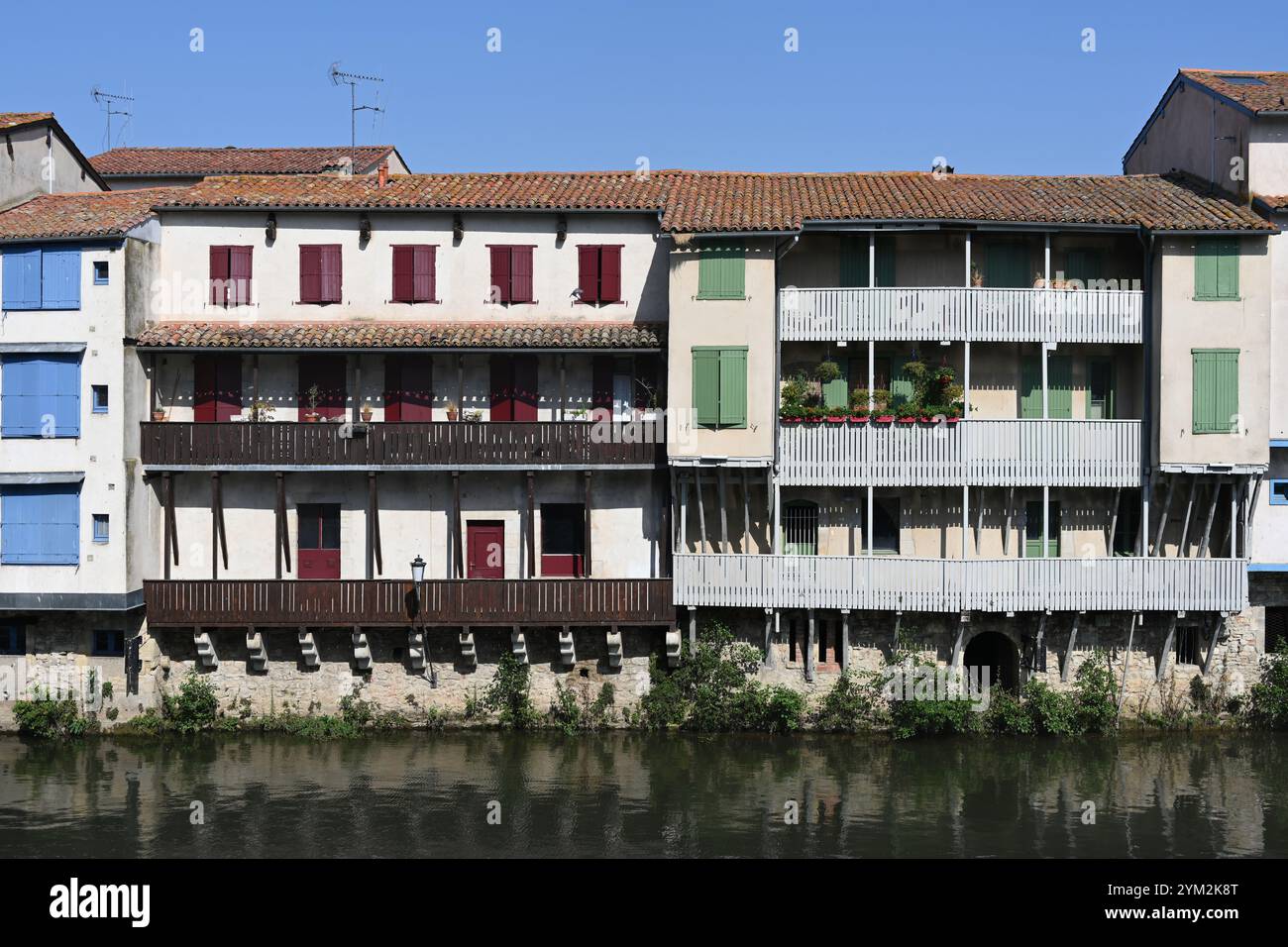 Case storiche o antiche, ex case conciatrici, con balconi in legno con vista sul fiume Agout, Castres Tarn, Francia Foto Stock