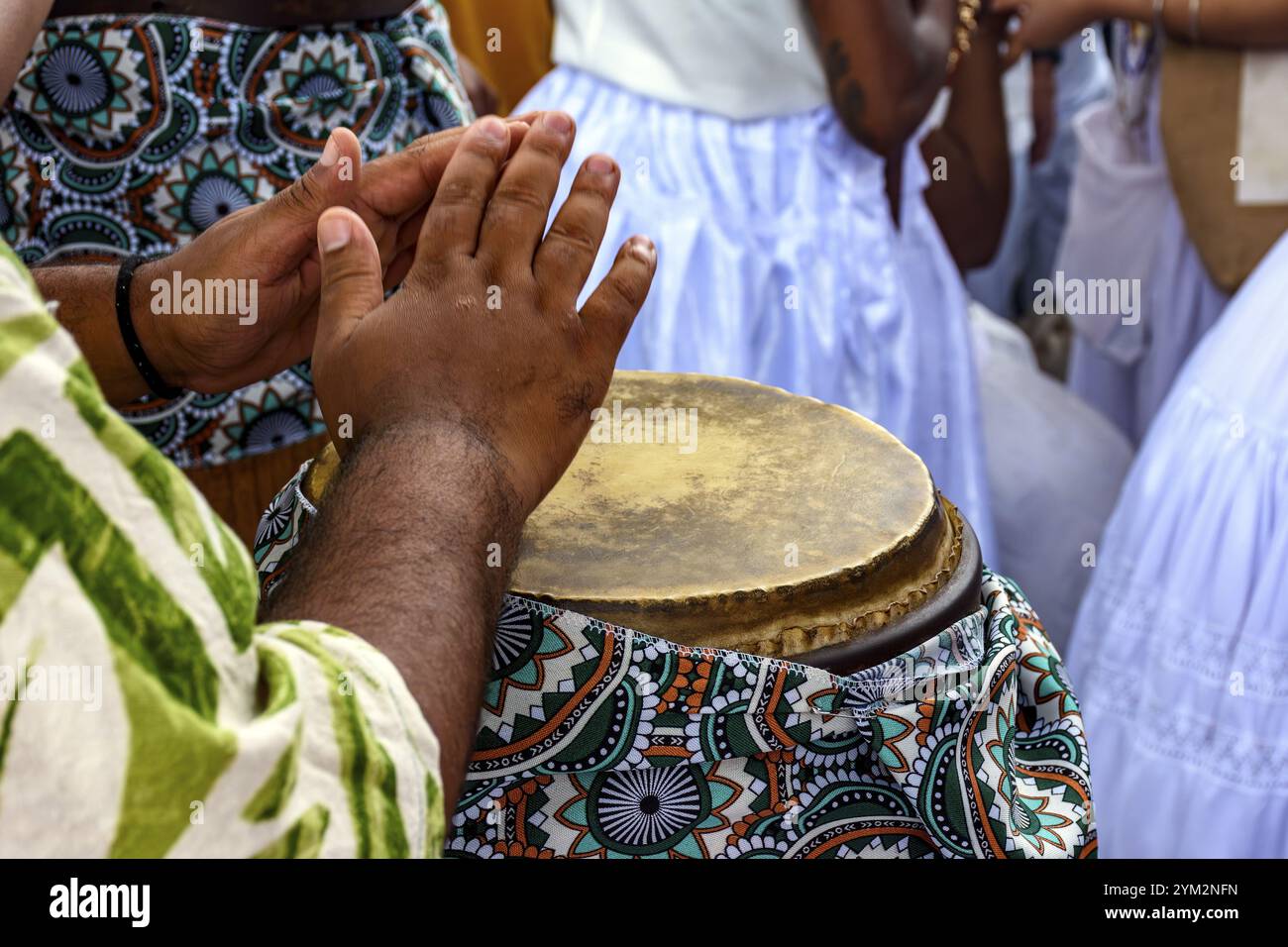 L'atabaco è uno strumento a percussione di origine africana, molto comune in Brasile e ampiamente utilizzato in tutti i tipi di manifestazioni culturali e religiose Foto Stock