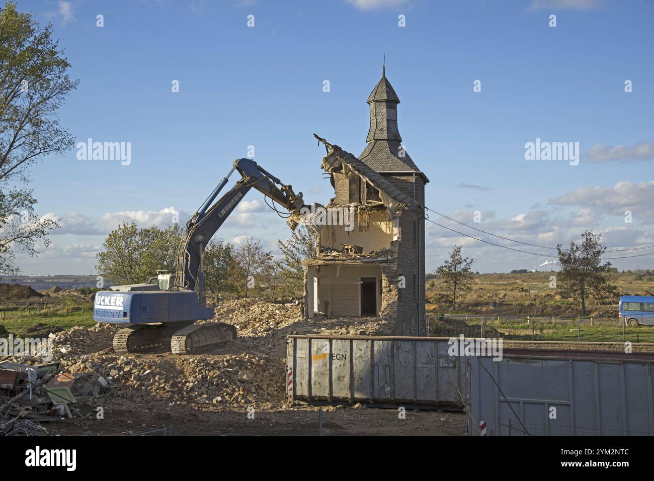 Demolizione con escavatore, demolizione, demolizione di case, demolizione di una casa, lavori di demolizione, Inden, Renania settentrionale-Vestfalia, Germania, Europa Foto Stock