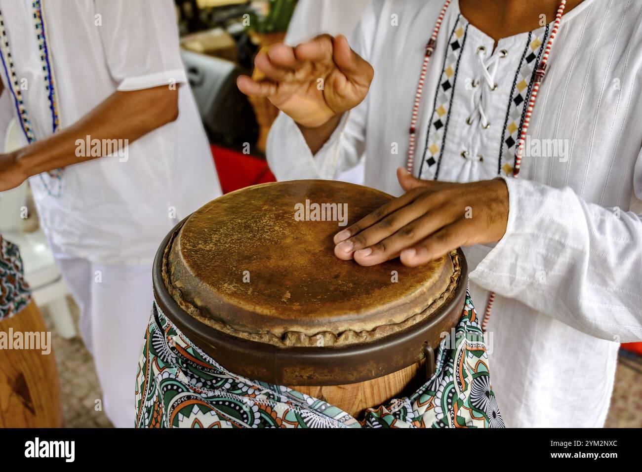 L'Atabaque è uno strumento a percussione di origine africana, molto comune in Brasile e utilizzato in tutti i tipi di manifestazioni culturali e religiose. Belo Hori Foto Stock