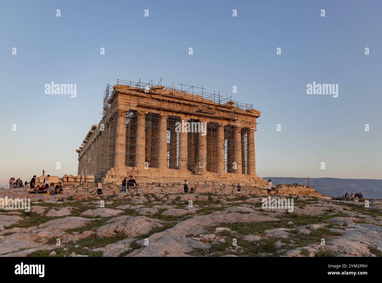 Una foto del Partenone, il tempio più famoso dell'Acropoli di Atene, al tramonto Foto Stock
