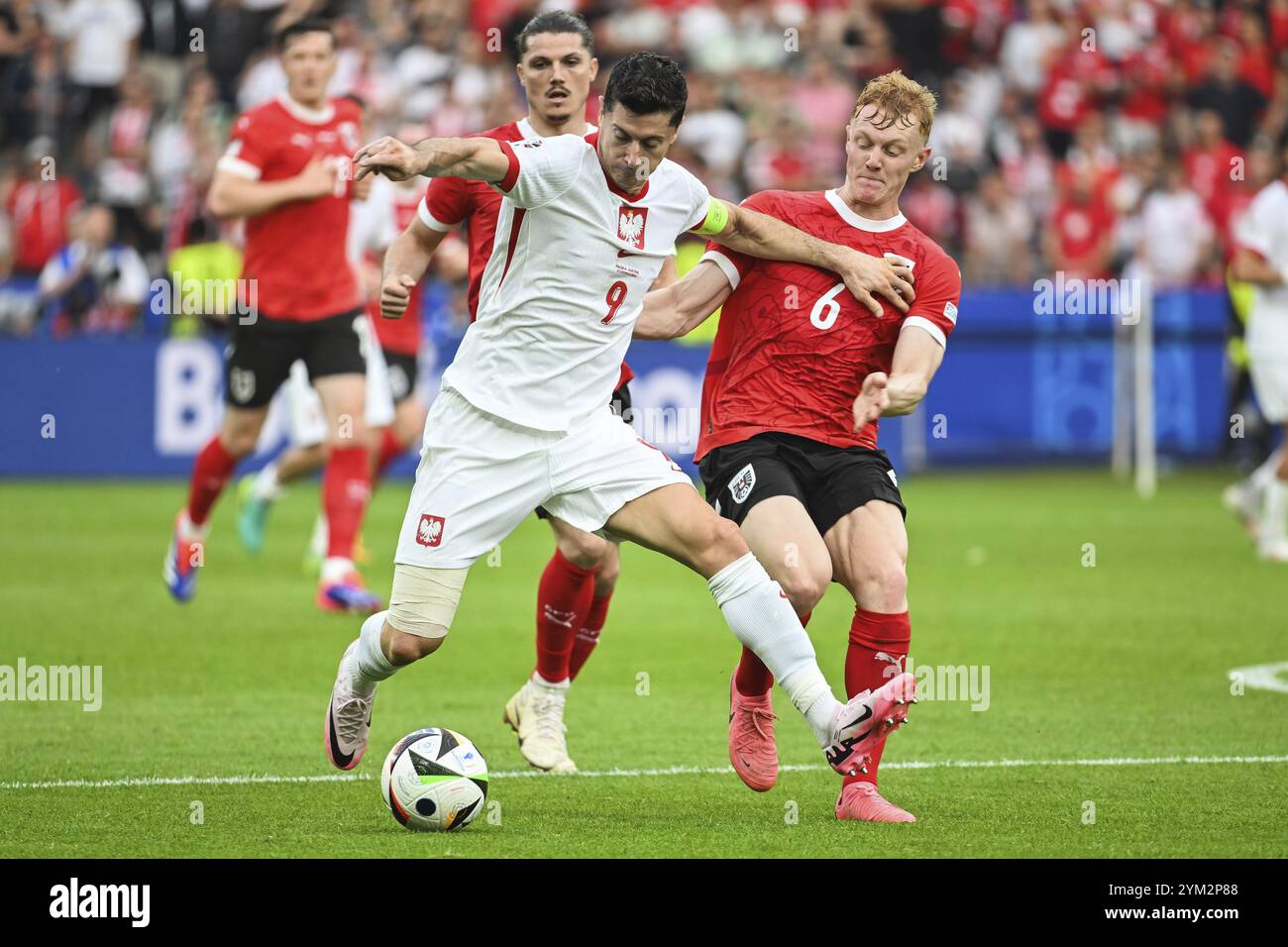 BERLINO, GERMANIA - 21 GIUGNO 2024: Incontro Euro 2024 Groupe D Polonia vs Austria 1:3. In azione Robert Lewandowski (L) Nicolas Seiwald (R). Foto Stock