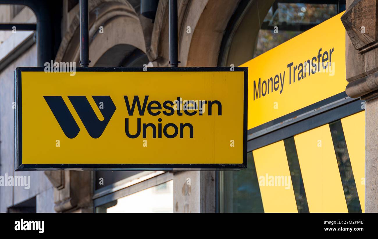 Firma e logo di una filiale locale appartenente alla rete Western Union (WU), una società americana specializzata in trasferimenti di denaro internazionali Foto Stock