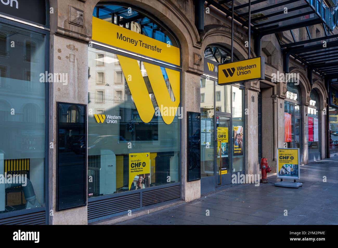 Vista esterna di una filiale locale appartenente alla rete Western Union (WU), una società americana specializzata in trasferimenti di denaro internazionali Foto Stock
