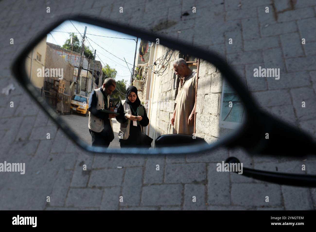 Baghdad, Iraq. 20 novembre 2024. Funzionari del censimento sul campo in servizio durante il primo giorno del censimento nazionale iracheno nella città di Sadr a Baghdad. L'Iraq sta conducendo il suo primo censimento nazionale della popolazione in 37 anni, una mossa che dovrebbe avere un impatto sulla distribuzione delle risorse, che ha riacceso le tensioni tra Baghdad e la regione semi-autonoma del Kurdistan con il timore che un declino della popolazione curda possa ridurre la loro influenza politica e i loro diritti economici. Crediti: Ameer al-Mohammedawi/dpa/Alamy Live News Foto Stock