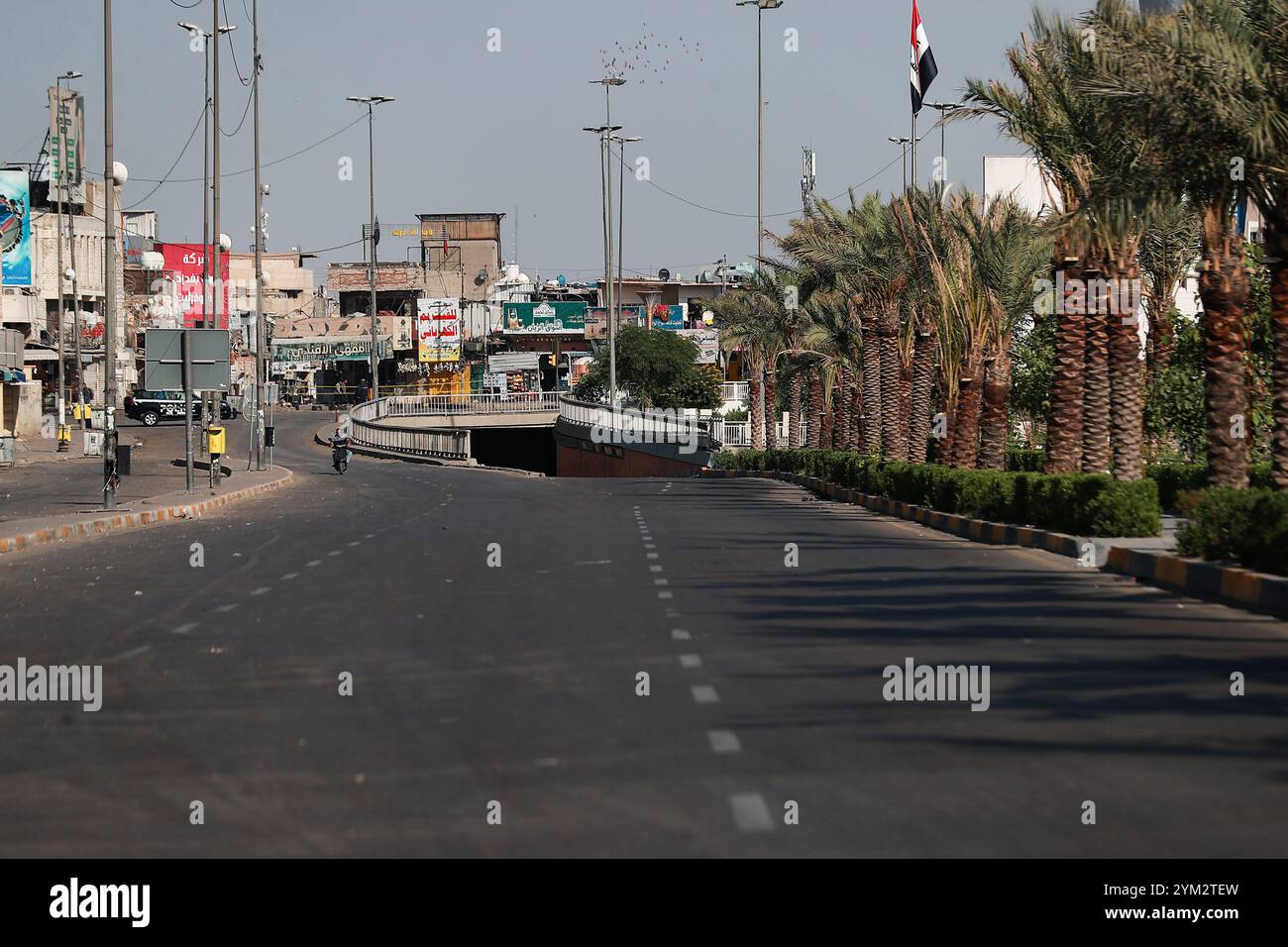 Baghdad, Iraq. 20 novembre 2024. Una vista di una strada vuota a Baghdad durante un coprifuoco nazionale che limita il movimento dei cittadini durante il periodo del censimento. L'Iraq sta conducendo il suo primo censimento nazionale della popolazione in 37 anni, una mossa che dovrebbe avere un impatto sulla distribuzione delle risorse, che ha riacceso le tensioni tra Baghdad e la regione semi-autonoma del Kurdistan con il timore che un declino della popolazione curda possa ridurre la loro influenza politica e i loro diritti economici. Crediti: Ameer al-Mohammedawi/dpa/Alamy Live News Foto Stock