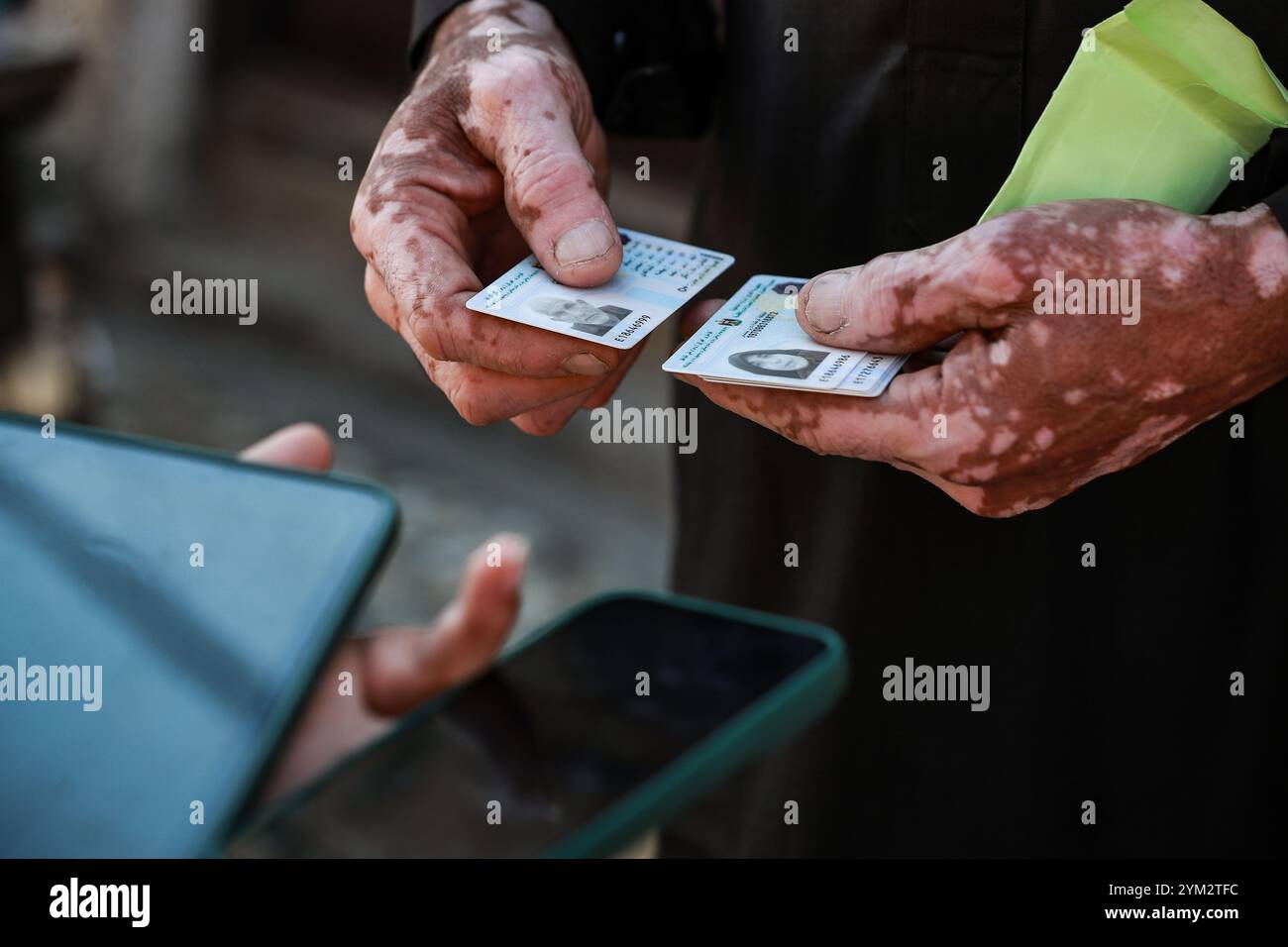 Baghdad, Iraq. 20 novembre 2024. Un ufficiale del censimento sul campo raccoglie dati da un residente durante il primo giorno del censimento nazionale iracheno nella città di Sadr a Baghdad. L'Iraq sta conducendo il suo primo censimento nazionale della popolazione in 37 anni, una mossa che dovrebbe avere un impatto sulla distribuzione delle risorse, che ha riacceso le tensioni tra Baghdad e la regione semi-autonoma del Kurdistan con il timore che un declino della popolazione curda possa ridurre la loro influenza politica e i loro diritti economici. Crediti: Ameer al-Mohammedawi/dpa/Alamy Live News Foto Stock