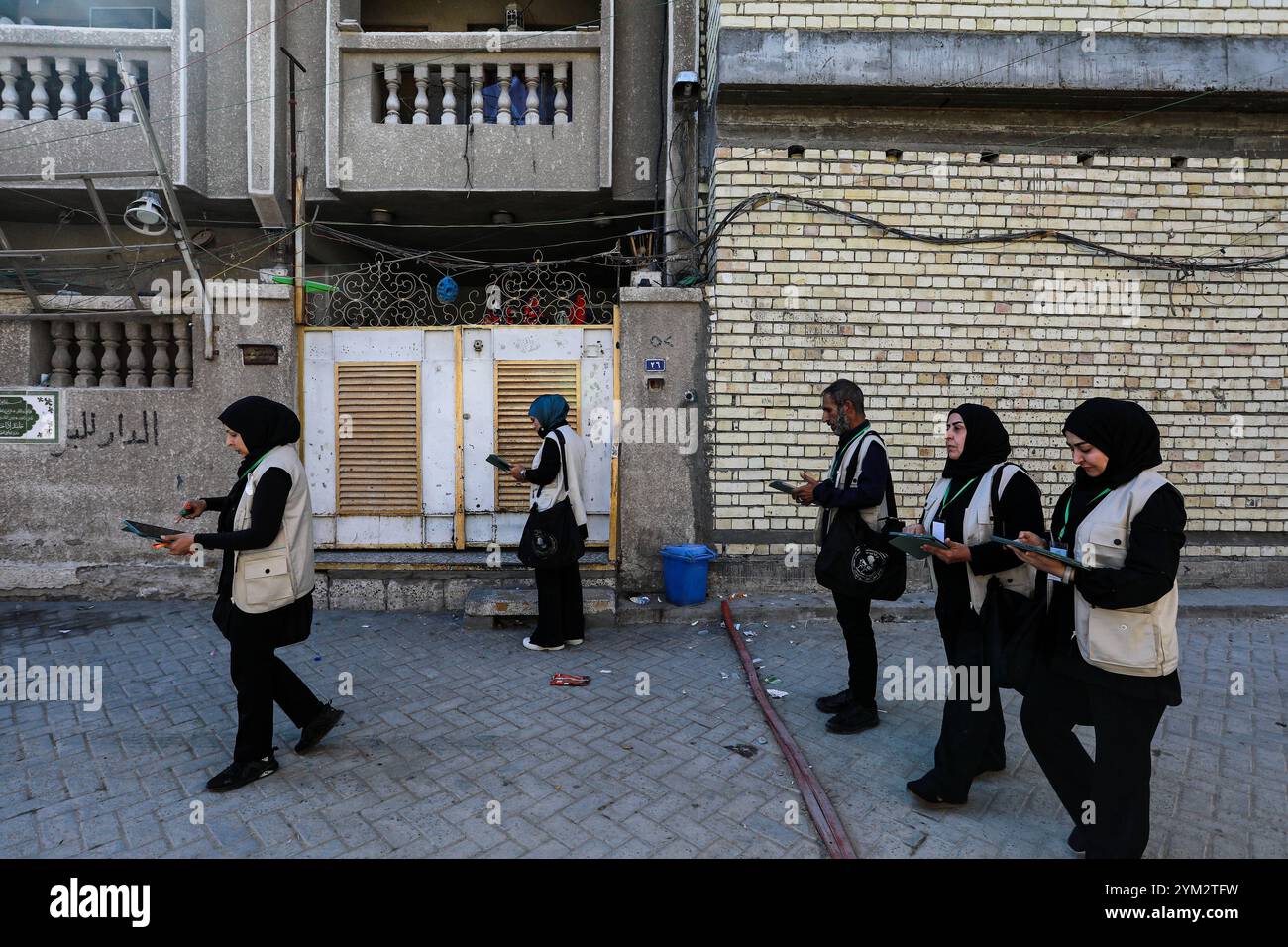 Baghdad, Iraq. 20 novembre 2024. Funzionari del censimento sul campo in servizio durante il primo giorno del censimento nazionale iracheno nella città di Sadr a Baghdad. L'Iraq sta conducendo il suo primo censimento nazionale della popolazione in 37 anni, una mossa che dovrebbe avere un impatto sulla distribuzione delle risorse, che ha riacceso le tensioni tra Baghdad e la regione semi-autonoma del Kurdistan con il timore che un declino della popolazione curda possa ridurre la loro influenza politica e i loro diritti economici. Crediti: Ameer al-Mohammedawi/dpa/Alamy Live News Foto Stock