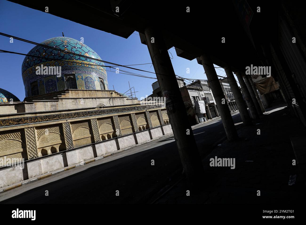 Baghdad, Iraq. 20 novembre 2024. Una vista di una strada vuota nella città di Sadr a Baghdad durante un coprifuoco nazionale che limita i movimenti di cittadini durante il periodo del censimento. L'Iraq sta conducendo il suo primo censimento nazionale della popolazione in 37 anni, una mossa che dovrebbe avere un impatto sulla distribuzione delle risorse, che ha riacceso le tensioni tra Baghdad e la regione semi-autonoma del Kurdistan con il timore che un declino della popolazione curda possa ridurre la loro influenza politica e i loro diritti economici. Crediti: Ameer al-Mohammedawi/dpa/Alamy Live News Foto Stock