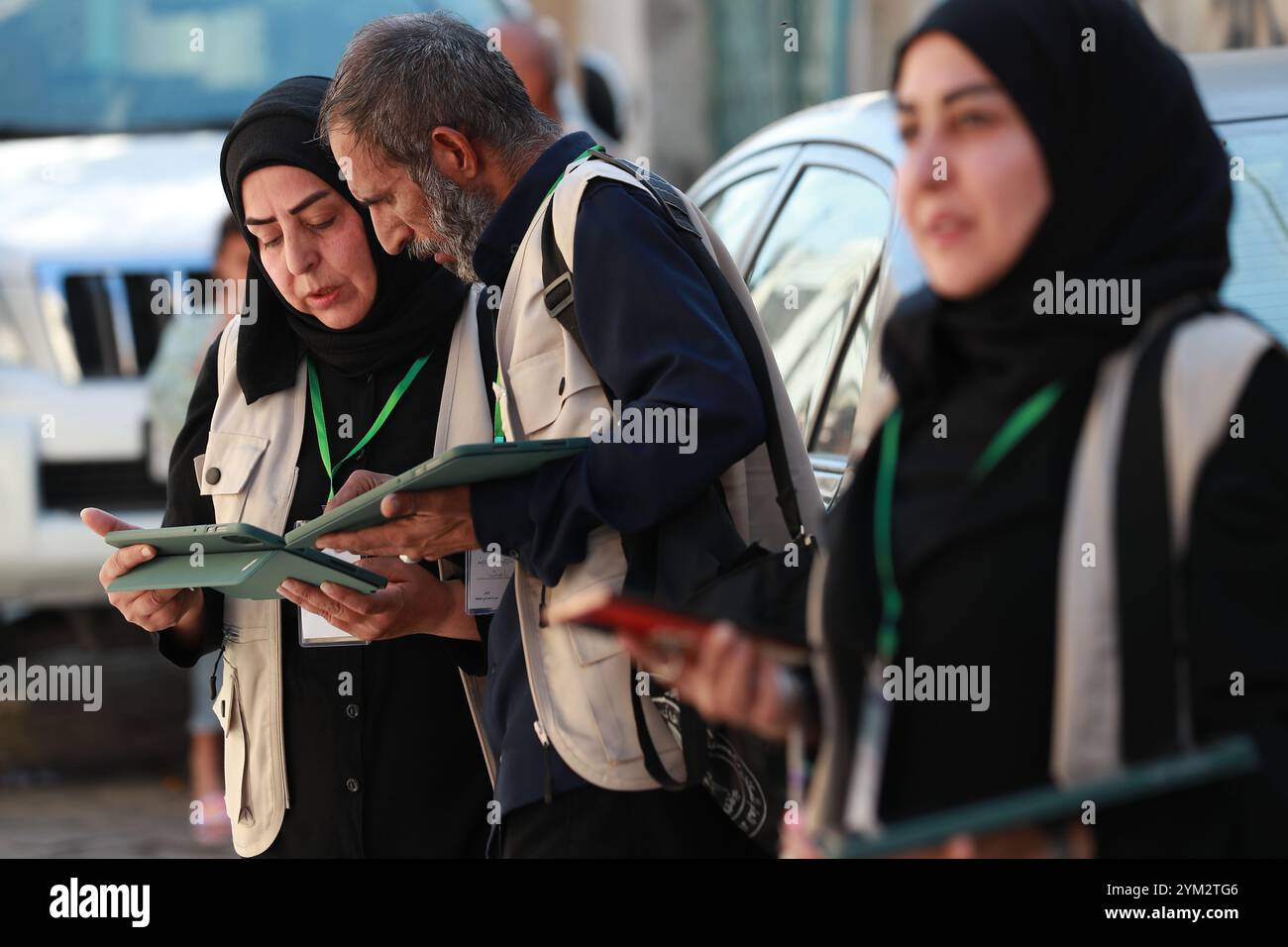 Baghdad, Iraq. 20 novembre 2024. Funzionari del censimento sul campo in servizio durante il primo giorno del censimento nazionale iracheno nella città di Sadr a Baghdad. L'Iraq sta conducendo il suo primo censimento nazionale della popolazione in 37 anni, una mossa che dovrebbe avere un impatto sulla distribuzione delle risorse, che ha riacceso le tensioni tra Baghdad e la regione semi-autonoma del Kurdistan con il timore che un declino della popolazione curda possa ridurre la loro influenza politica e i loro diritti economici. Crediti: Ameer al-Mohammedawi/dpa/Alamy Live News Foto Stock
