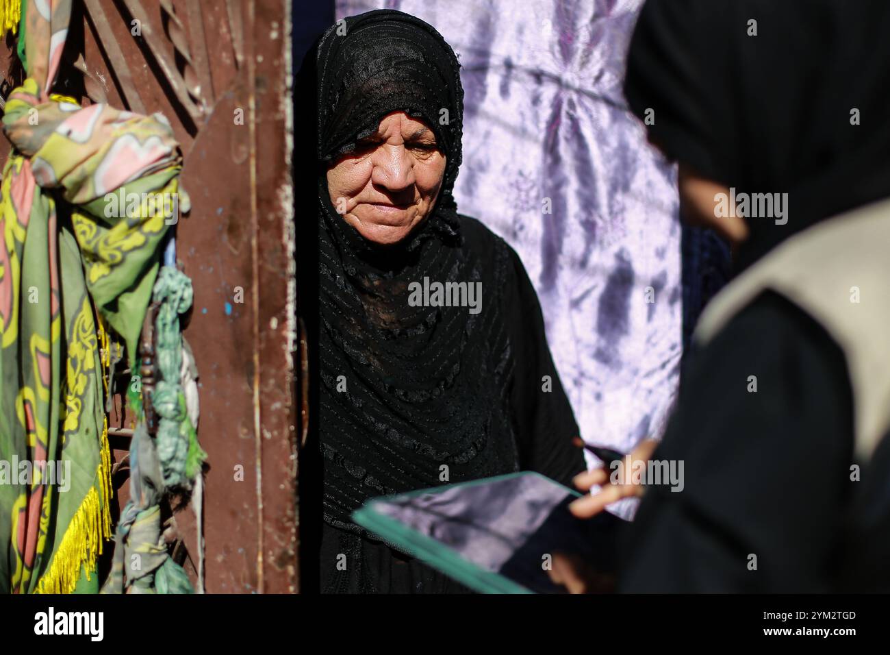 Baghdad, Iraq. 20 novembre 2024. Un ufficiale del censimento sul campo raccoglie dati da un residente durante il primo giorno del censimento nazionale iracheno nella città di Sadr a Baghdad. L'Iraq sta conducendo il suo primo censimento nazionale della popolazione in 37 anni, una mossa che dovrebbe avere un impatto sulla distribuzione delle risorse, che ha riacceso le tensioni tra Baghdad e la regione semi-autonoma del Kurdistan con il timore che un declino della popolazione curda possa ridurre la loro influenza politica e i loro diritti economici. Crediti: Ameer al-Mohammedawi/dpa/Alamy Live News Foto Stock
