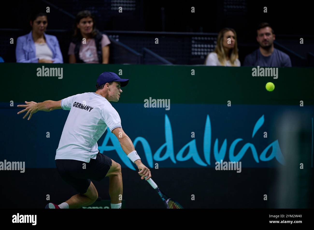 Malaga, Spagna. 20 novembre 2024. Daniel Altmaier, squadra tedesca vista in azione contro Gabriel Diallo del Canada (non in View) durante i quarti di finale di Coppa Davis Final 8 Singles match 1 alla Martin Carpena Arena. Daniel Altmaier ha vinto per 7/6, 6/4 (foto di Vicente Vidal Fernandez/SOPA Images/Sipa USA) credito: SIPA USA/Alamy Live News Foto Stock
